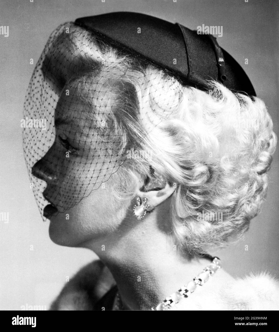 1954 , Estados Unidos : La actriz de cine MARILYN MONROE ( 1926 - 1962 ) En  una foto-prueba para el sombrero de traje y el maquillarse para la película  NO HAY