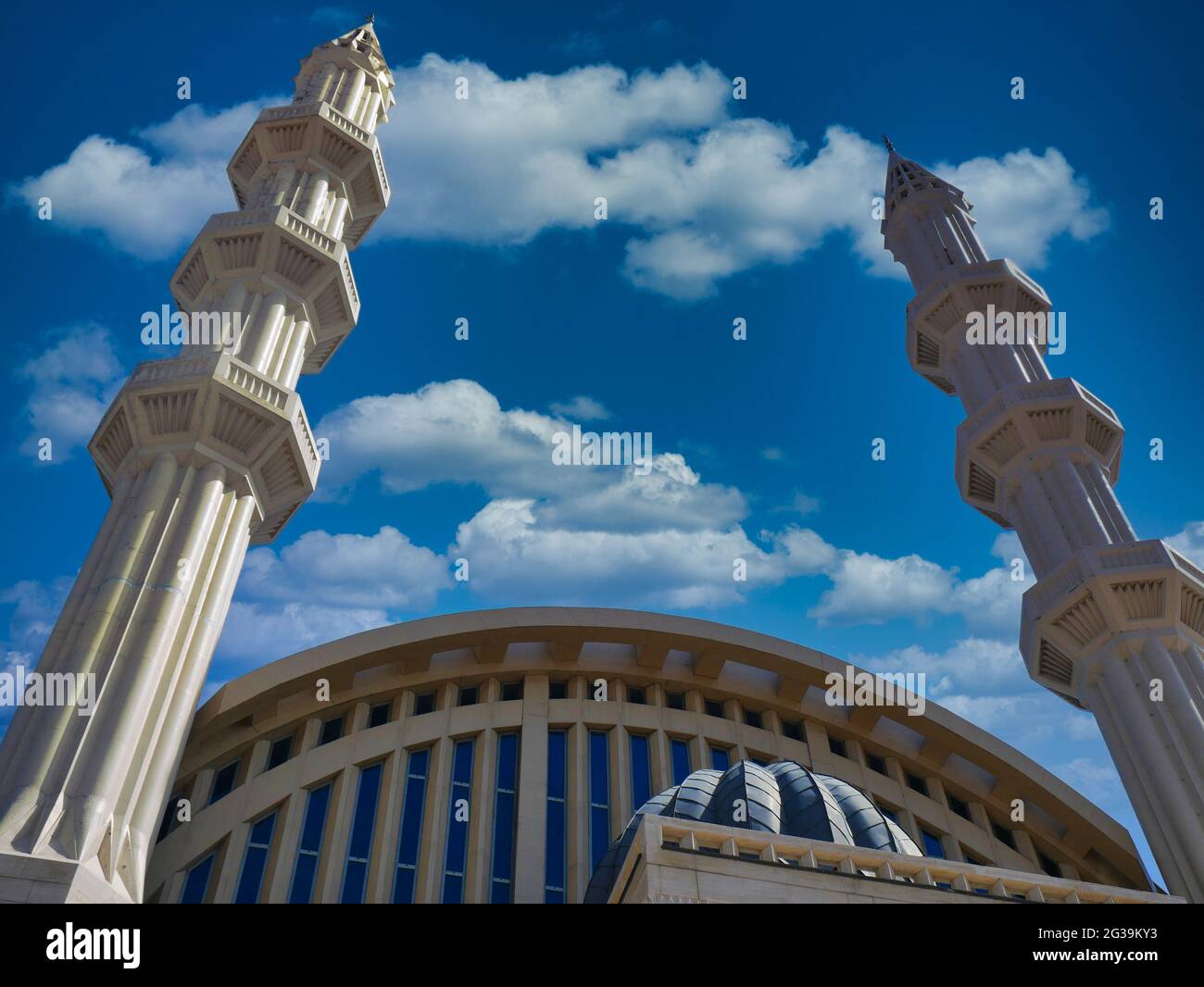 Tiro de ángulo bajo de los minaretes de la Mezquita Central de Avcilar bajo un cielo azul nublado Foto de stock