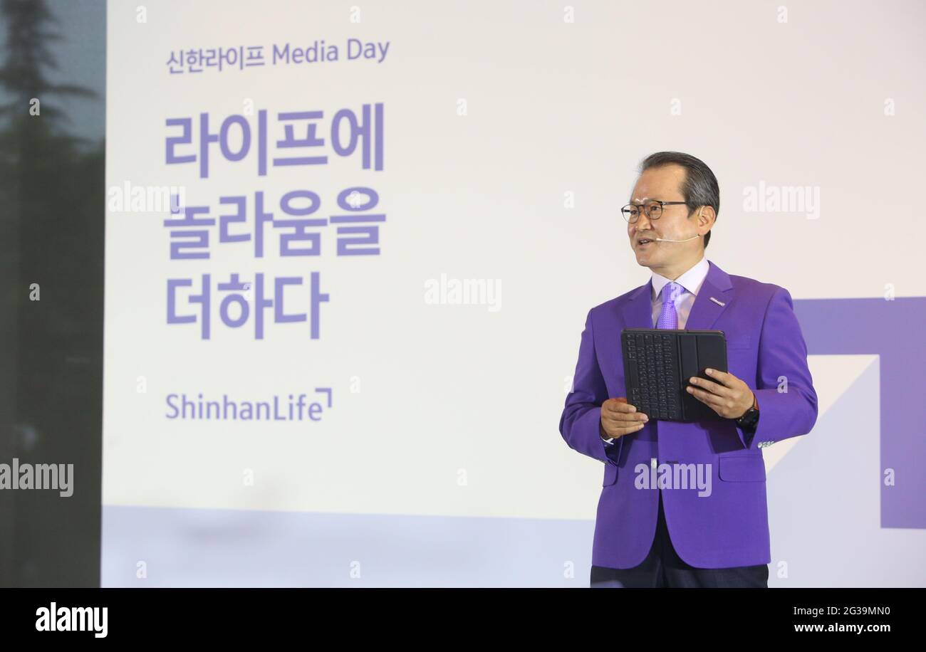 15th de junio de 2021. Shinhan Life se lanzará Sung Dae-kyu, director de Shinhan Life Co., una rama de seguros integrada de la importante firma de holding financiero surcoreana Shinhan Financial Group Co., habla sobre las estrategias de gestión de su empresa durante un evento del día de los medios de comunicación en un hotel de Seúl el 15 de junio de 2021, Antes del lanzamiento de la aseguradora, fijado para julio de 1. Crédito: Yonhap/Newcom/Alamy Live News Foto de stock