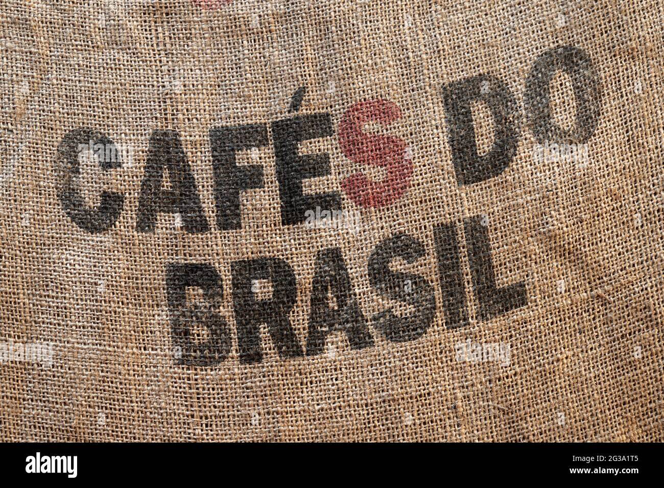 Texto de marcado estándar para café brasileño en una bolsa de envío de yute, foto de fondo Foto de stock