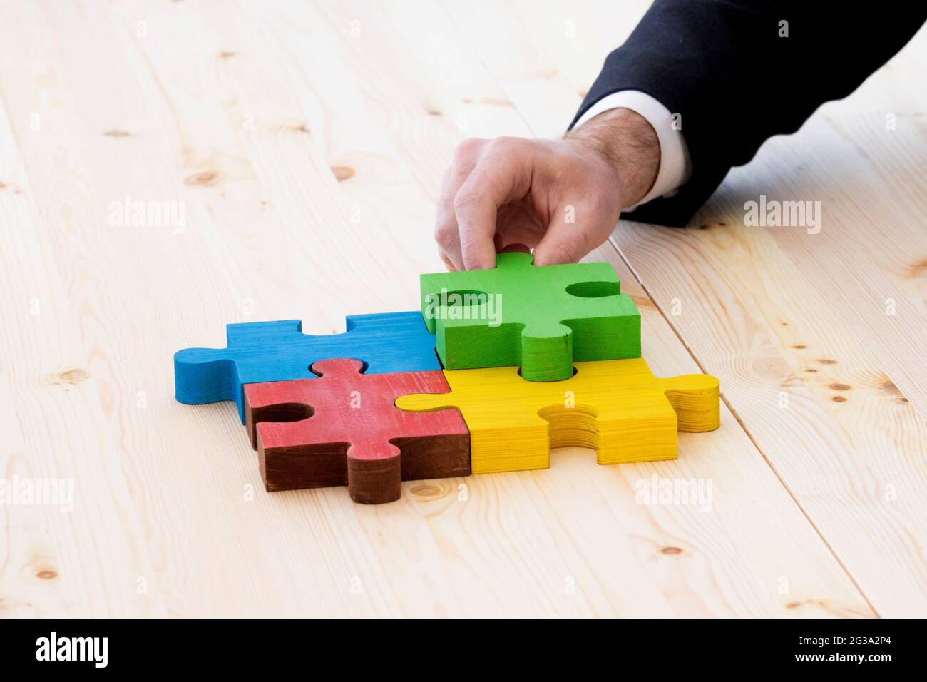 lanzamiento Guante Costoso Hombre de negocios que ensamble cuatro piezas de puzzle color problema  solución ideas concepto Fotografía de stock - Alamy