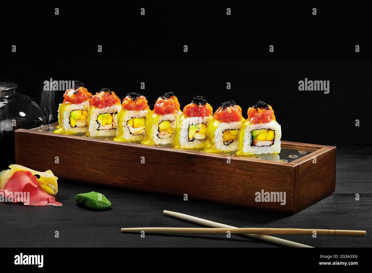Rollo con camarón, mango, aguacate, tartar de salmón, tobiko Fotografía de  stock - Alamy