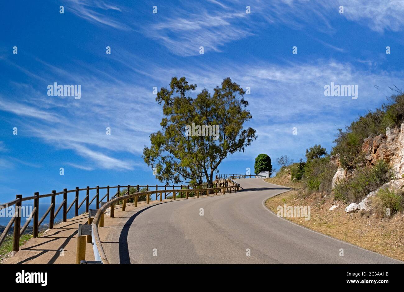 El camino de nueva construcción a las montañas alrededor de Frigiliana, provincia de Málaga, Andalucía, España Foto de stock