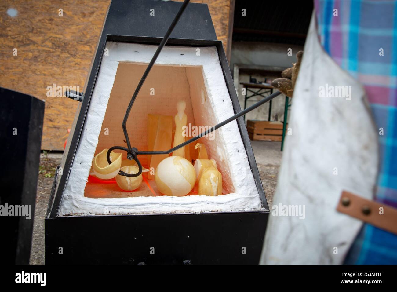 La creación de cerámica tradicional japonesa de raku en un horno abierto a  bajas temperaturas de cocción da lugar a piezas únicas e impredecibles  Fotografía de stock - Alamy