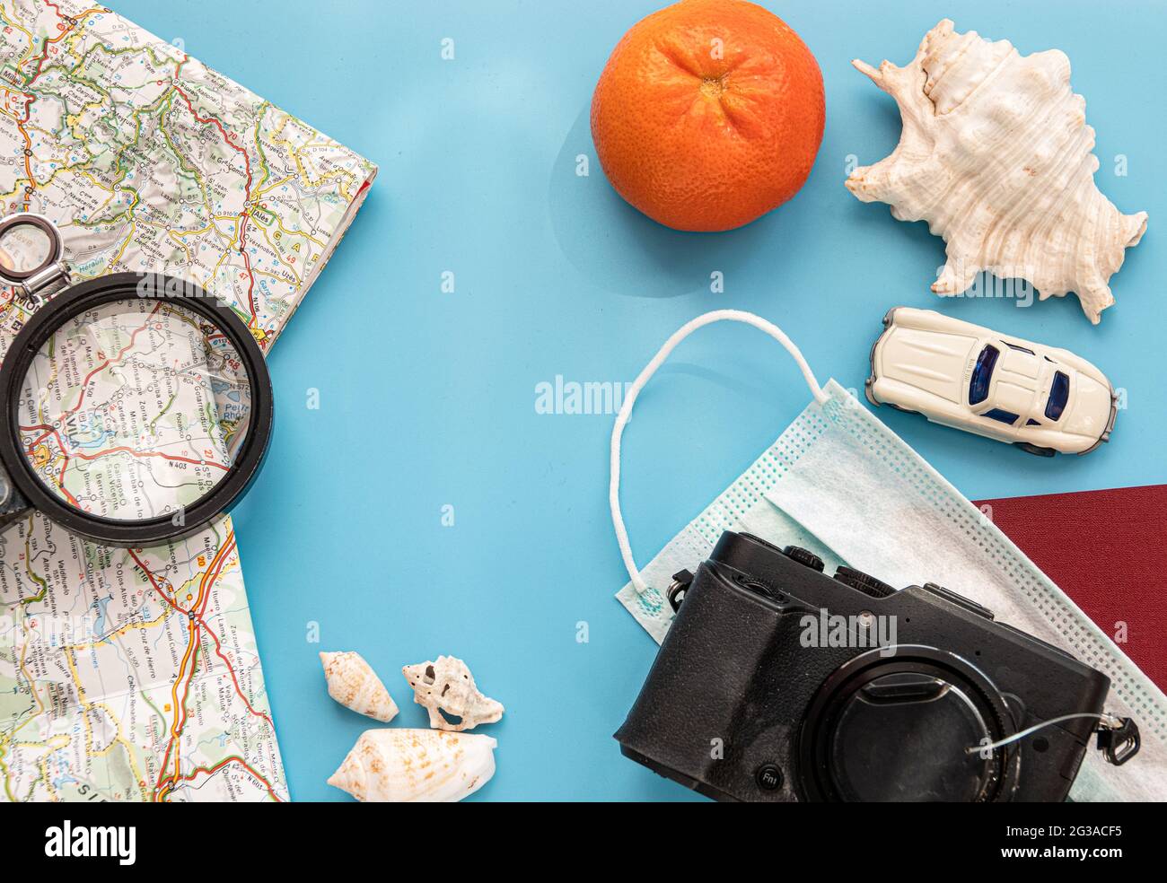 Traje de viajero, estudiante, adolescente, joven o hombre. Gastos generales  para jóvenes modernos. Objetos diferentes Fotografía de stock - Alamy