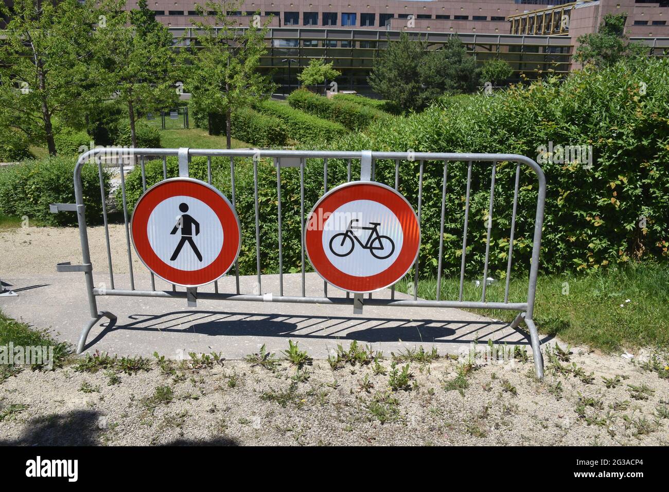 Luxemburgo, Luxemburgo. 13th de junio de 2021. Vía cerrada con señal de prohibición para bicicletas ciclistas y peatones Crédito: Horst Galuschka/dpa/Alamy Live News Foto de stock