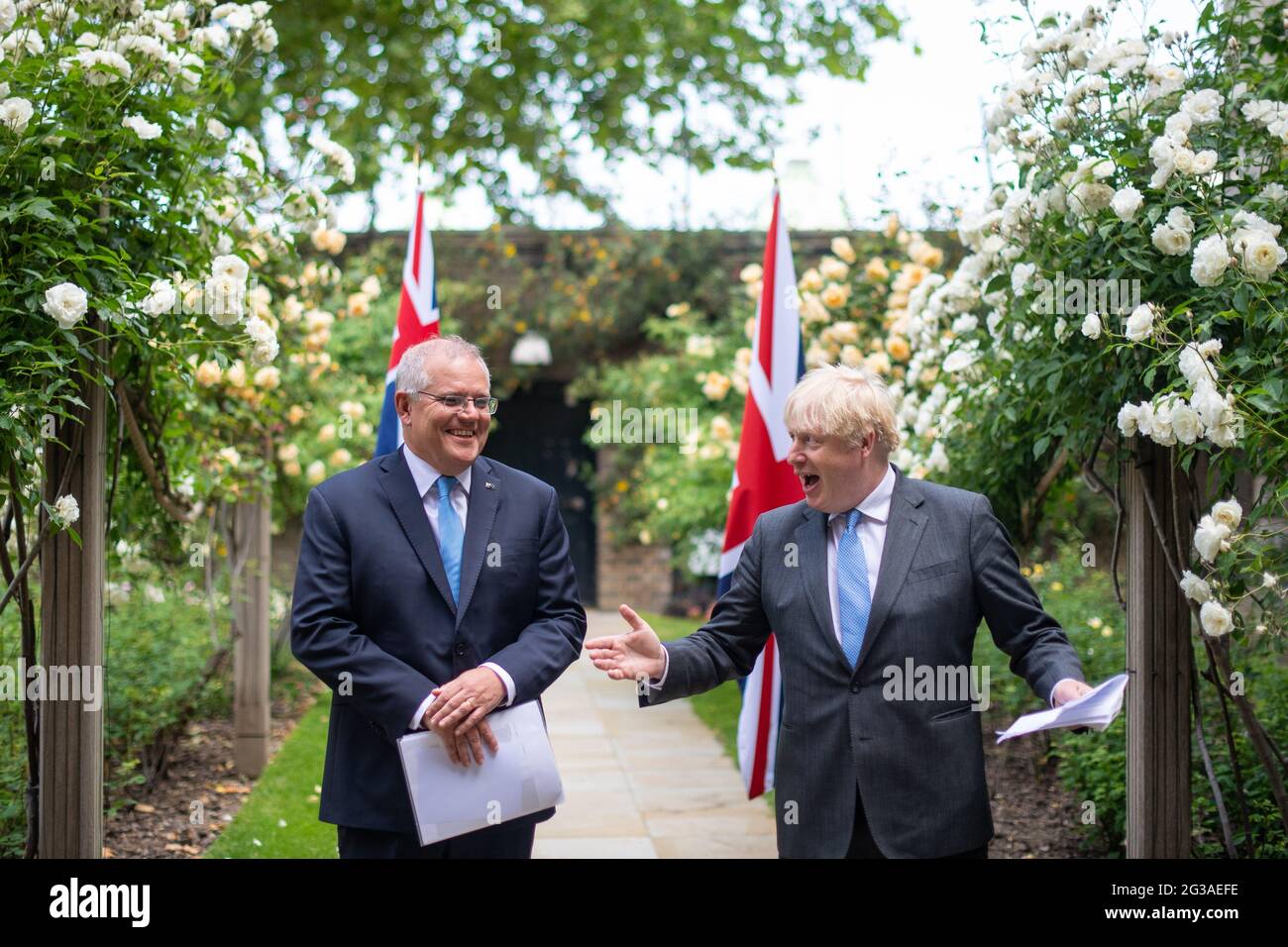 El primer ministro Boris Johnson con el primer ministro australiano Scott Morrison en el jardín de 10 Downing Street, Londres, después de acordar los términos generales de un acuerdo de libre comercio entre el Reino Unido y Australia, el primer acuerdo comercial del Reino Unido negociado plenamente desde que salió de la Unión Europea. Fecha de la foto: Martes 15 de junio de 2021. Foto de stock