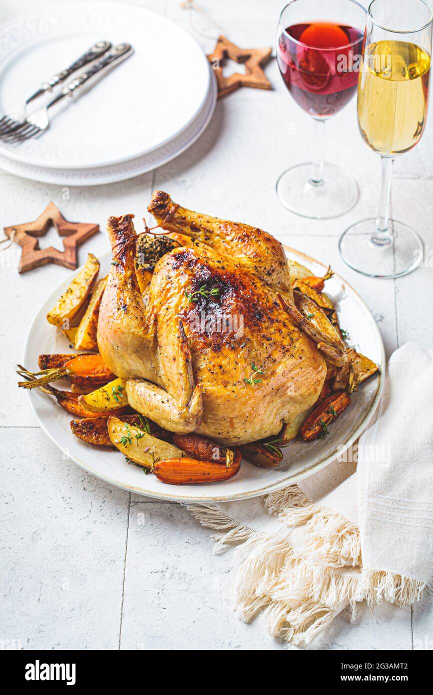 Pollo entero al horno de Navidad relleno de tomillo y limón con verduras.  Comida de Navidad, plato de fiesta, fondo decorado Fotografía de stock -  Alamy