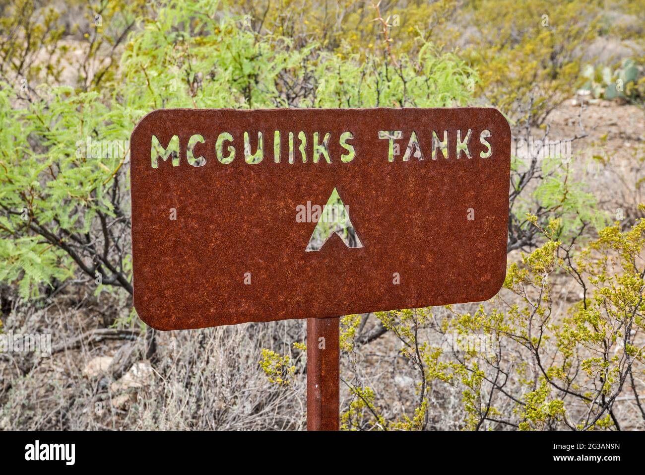 Señal en el campamento McGuirks Tanks, área de El Solitario, Parque Estatal Big Bend Ranch, Texas, Estados Unidos Foto de stock