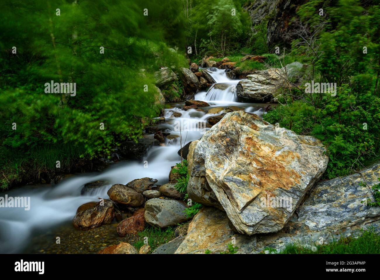 Río Vallpegera pasando por el pueblo de Tor en primavera (Pallars Sobirà, Cataluña, España, Pirineos) ESP: El Barranco de Vallpegera (Pirineos) Foto de stock