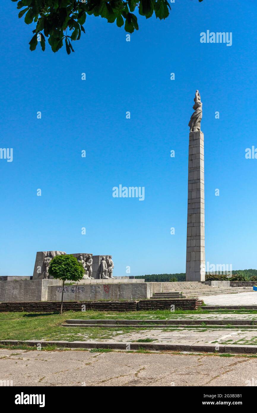 VIDIN, BULGARIA - 23 DE MAYO de 2021: El Monumento a la Libertad en la costa del río Danubio en la ciudad de Vidin, Bulgaria Foto de stock