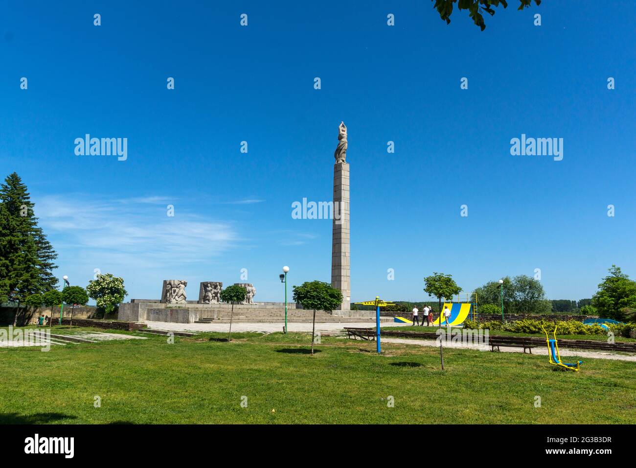 VIDIN, BULGARIA - 23 DE MAYO de 2021: El Monumento a la Libertad en la costa del río Danubio en la ciudad de Vidin, Bulgaria Foto de stock