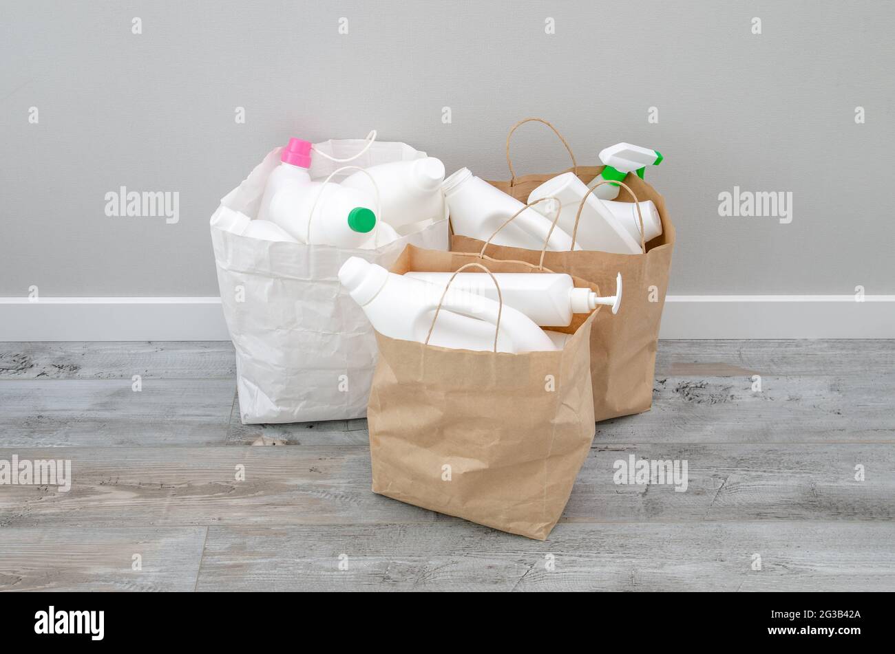 Productos químicos domésticos botellas de plástico en una bolsa de papel,  reciclaje y reuso concepto Fotografía de stock - Alamy