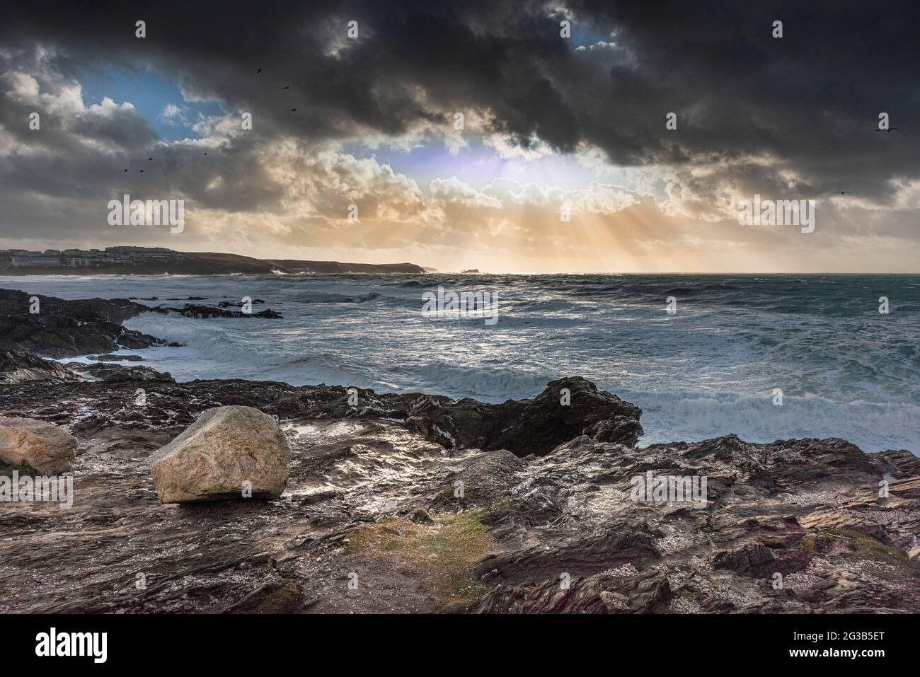 Tarde en la noche la luz sobre Fistral Bay en Newquay en Cornualles. Foto de stock