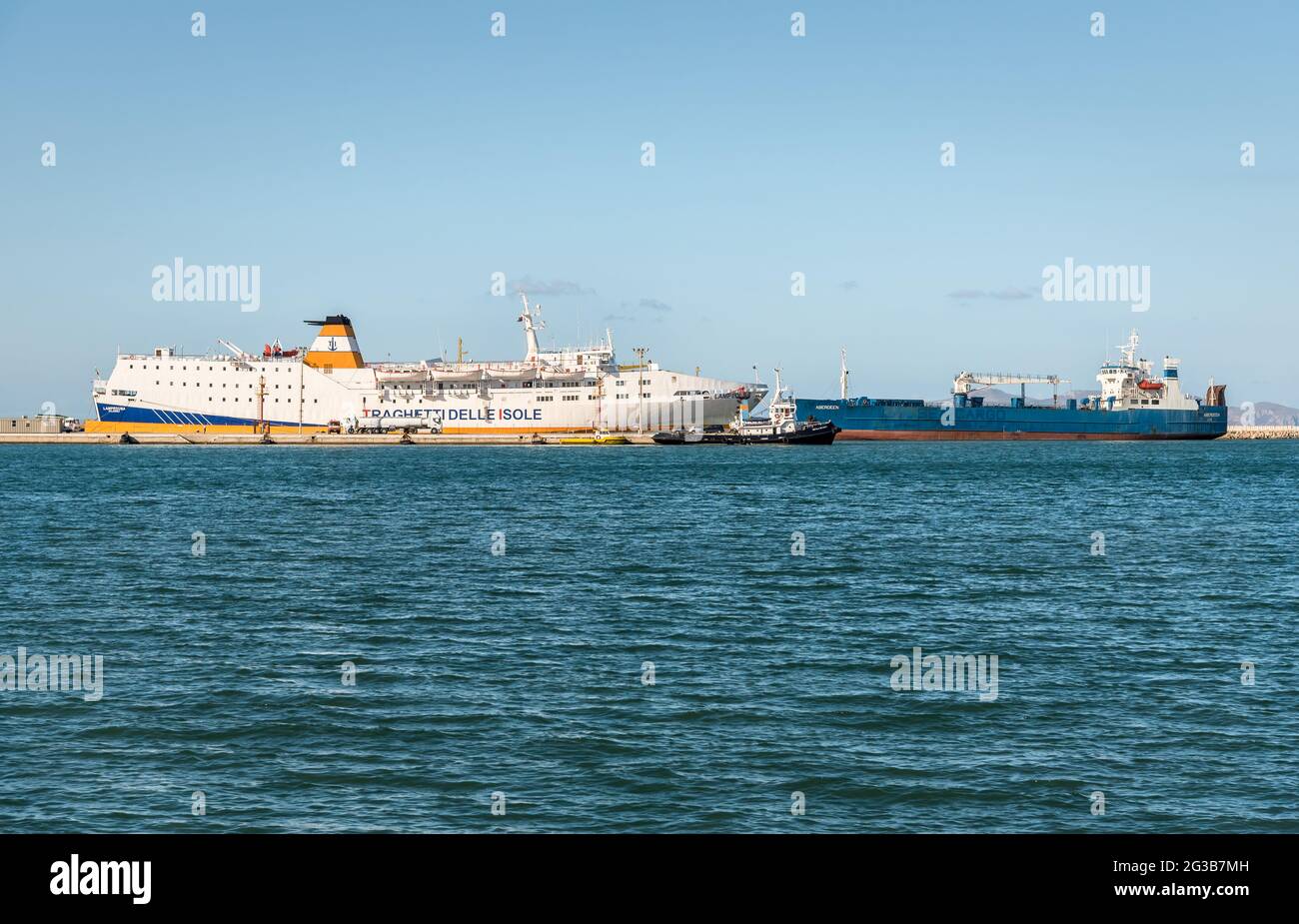 Trapani, Italia - 25 de septiembre de 2016: Grandes buques de carga en el muelle del puerto italiano de Trapani en Sicilia. Foto de stock