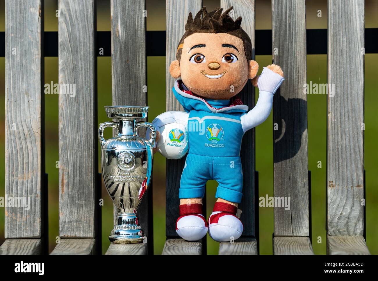 22 de abril de 2021 Moscú, Rusia. La mascota del campeonato europeo de fútbol de la UEFA EURO 2020 Skillsi y el trofeo del campeonato europeo. Foto de stock