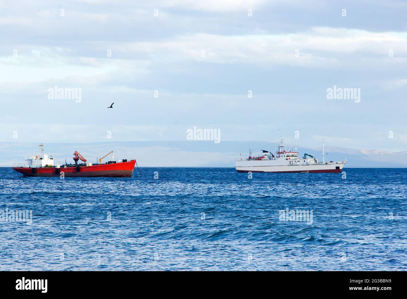 Grandes arrastreros pescando en el océano Pacífico Foto de stock