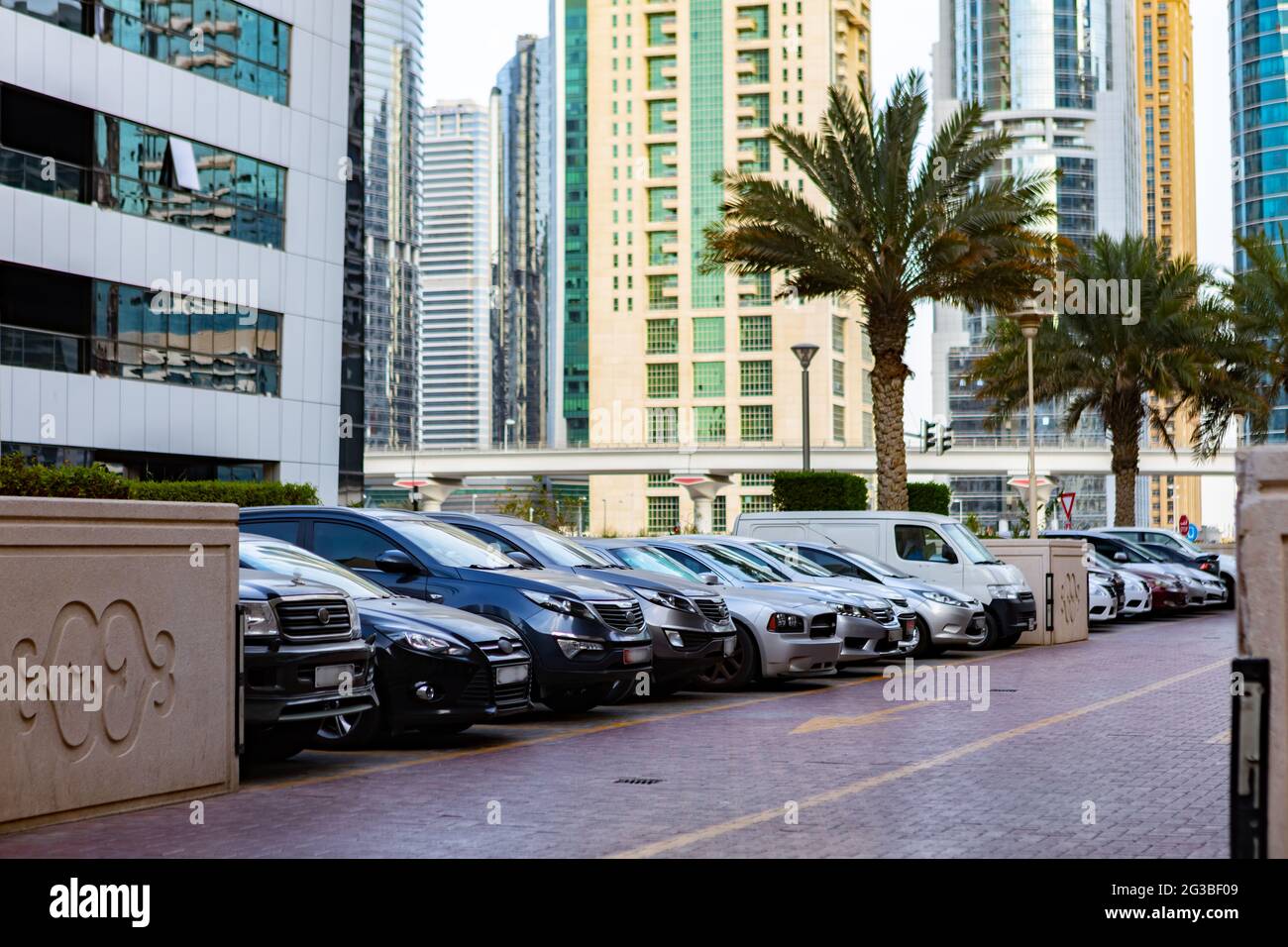 DUBAI, EAU - 2020 DE MARZO: Coches en el aparcamiento en una calle de Dubai Foto de stock