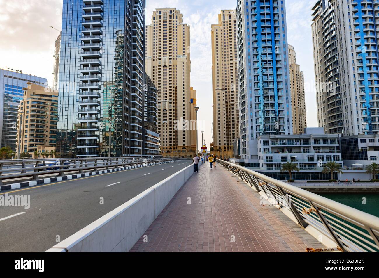 DUBAI, Emiratos Árabes Unidos - MARZO de 2020: Vista del puerto deportivo de Dubai Foto de stock