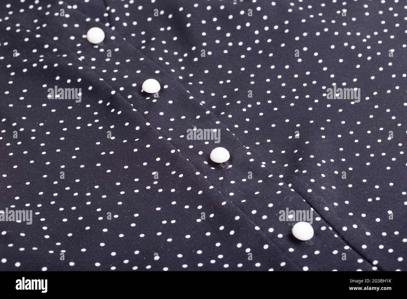 Elegante blusa negra para mujer con botones para negocios y fondo. Macro, de  moda Fotografía de stock - Alamy