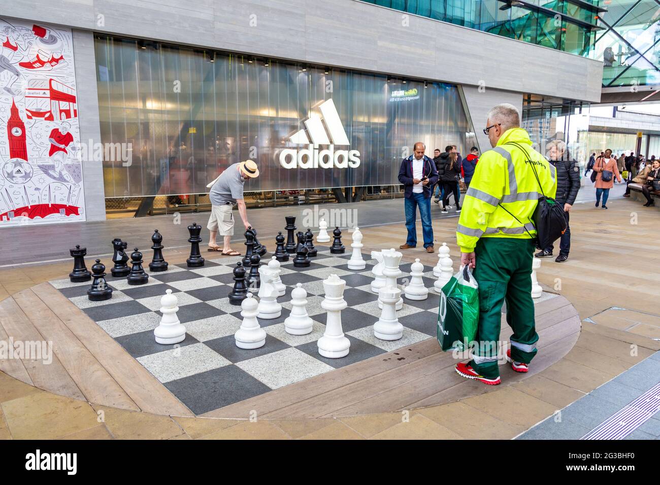 Gente jugando ajedrez en el centro comercial Westfield Stratford, Stratford, Londres, Reino Unido Foto de stock