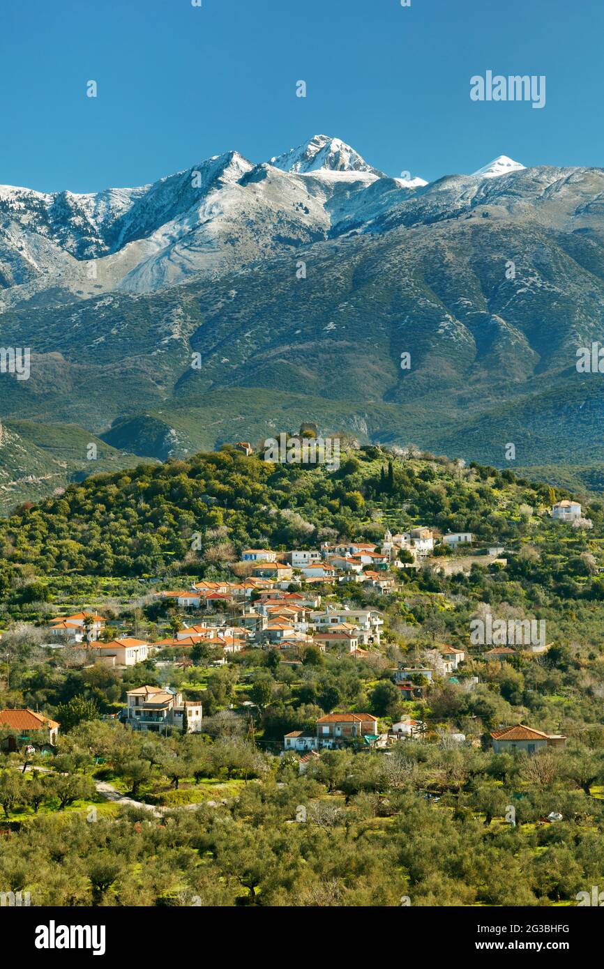 Stavropigio pueblo y el castillo de Zanata con el telón de fondo de la cordillera de Taygetos, coronada de nieve, en el sur de Grecia Foto de stock
