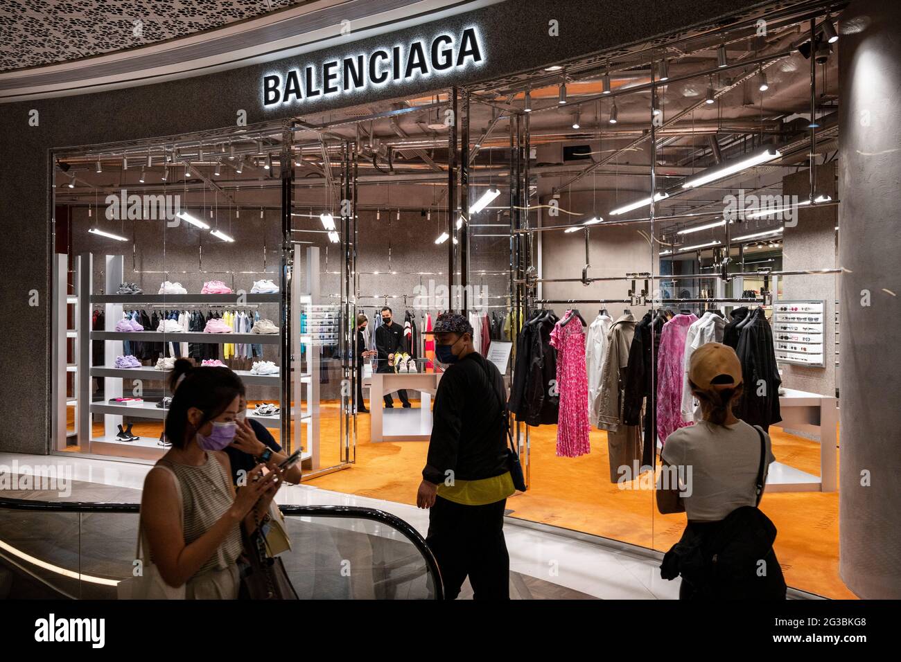 Los compradores pasan por la tienda Balenciaga de la marca española de moda  de lujo en Hong Kong. (Foto de Budrul Chukrut / SOPA Images/Sipa USA  Fotografía de stock - Alamy