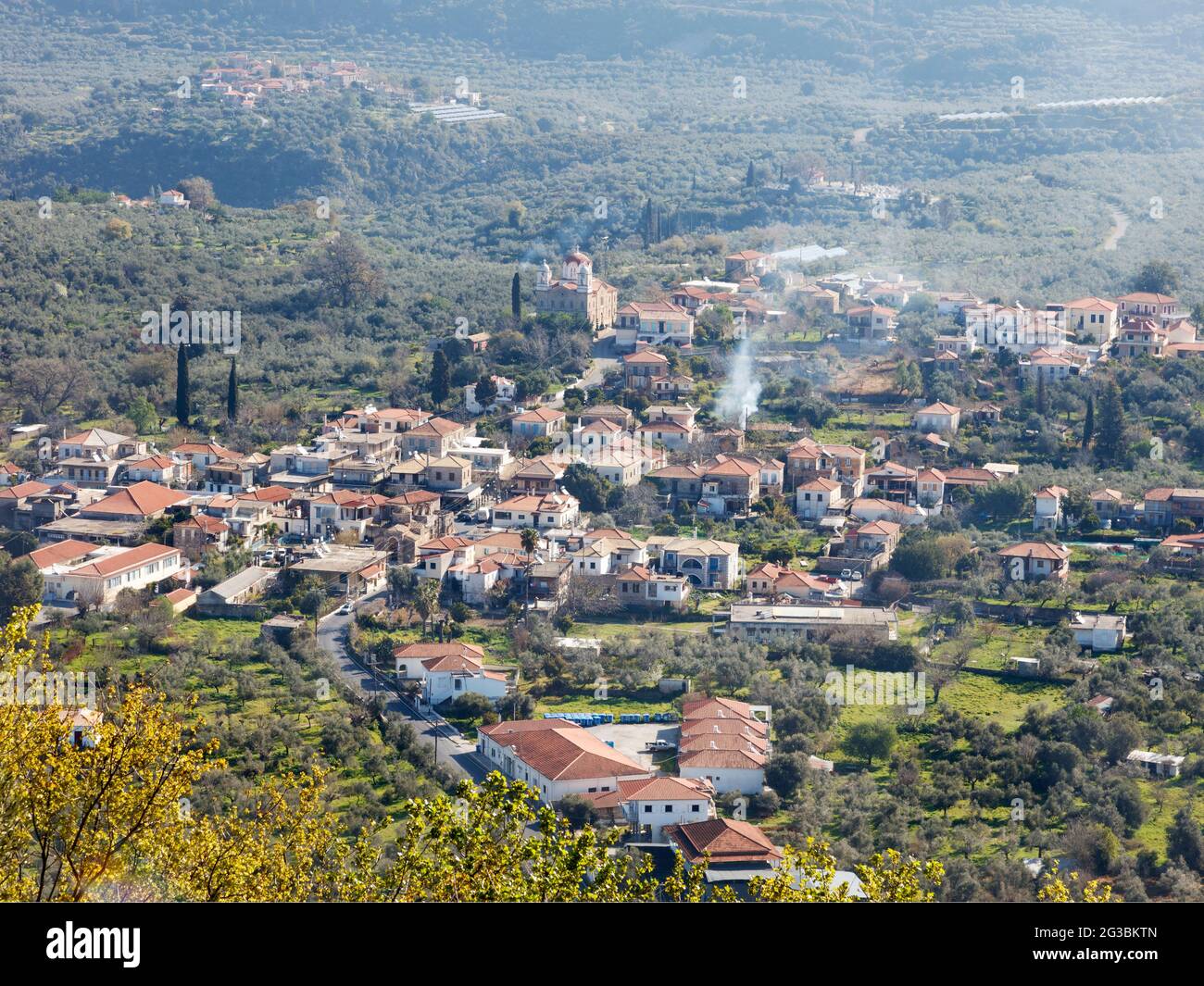Vista de la aldea de Kambos en Messinia de Grecia desde la aldea de Stavropicio Foto de stock