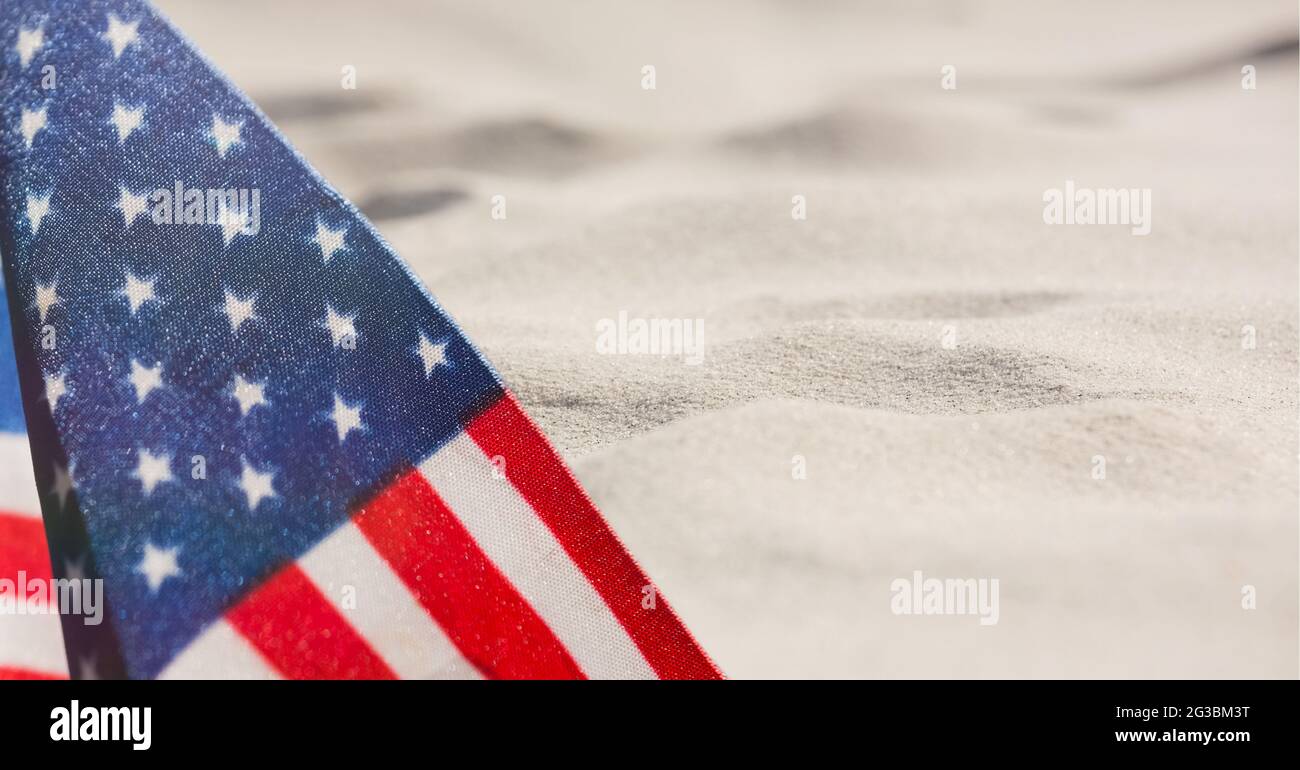 Composición de la bandera americana sobre arena blanca pálida Foto de stock