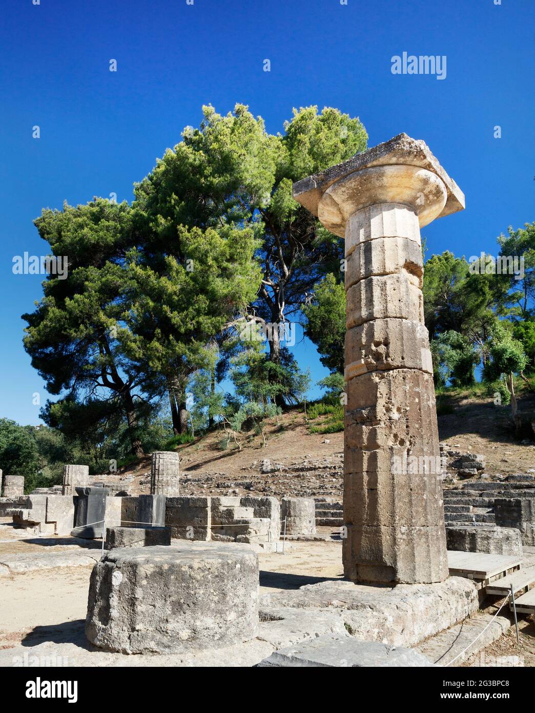 Columna del Templo de Hera en la antigua Olimpia en el Peloponeso de Grecia Foto de stock