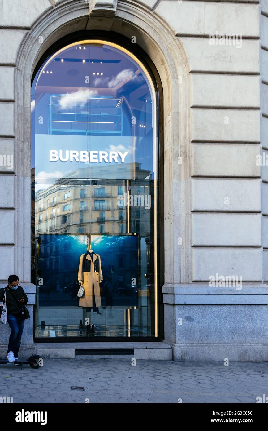 Barcelona, España - 11 de mayo de 2021. Logotipo y fachada de Burberry, una  marca de moda de lujo británica, fabrica ropa y otros accesorios Fotografía  de stock - Alamy