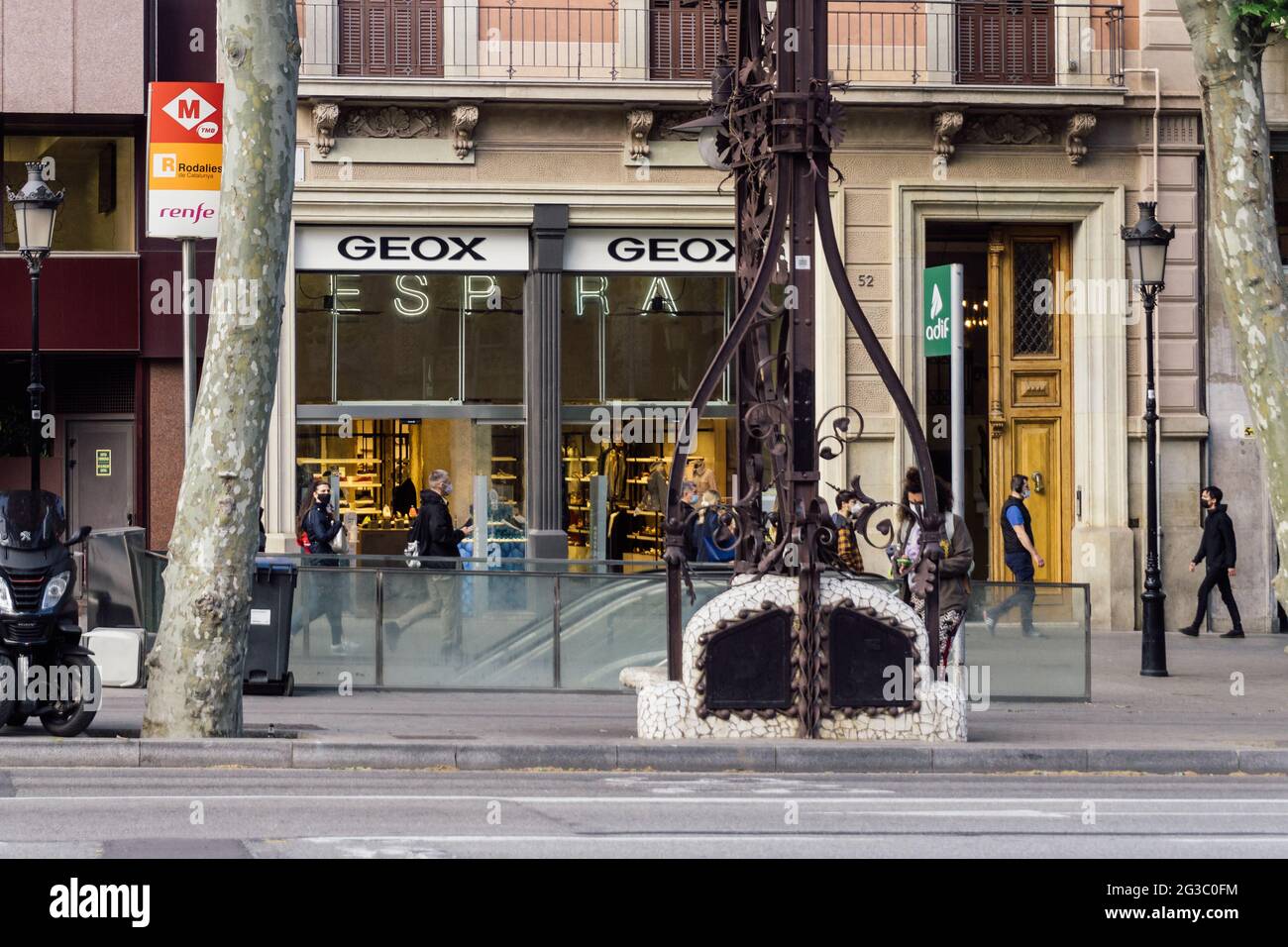 Barcelona, España - 11 de mayo de 2021. Logotipo fachada de Geox, marca italiana zapatos transpirables y resistentes a líquidos de stock -