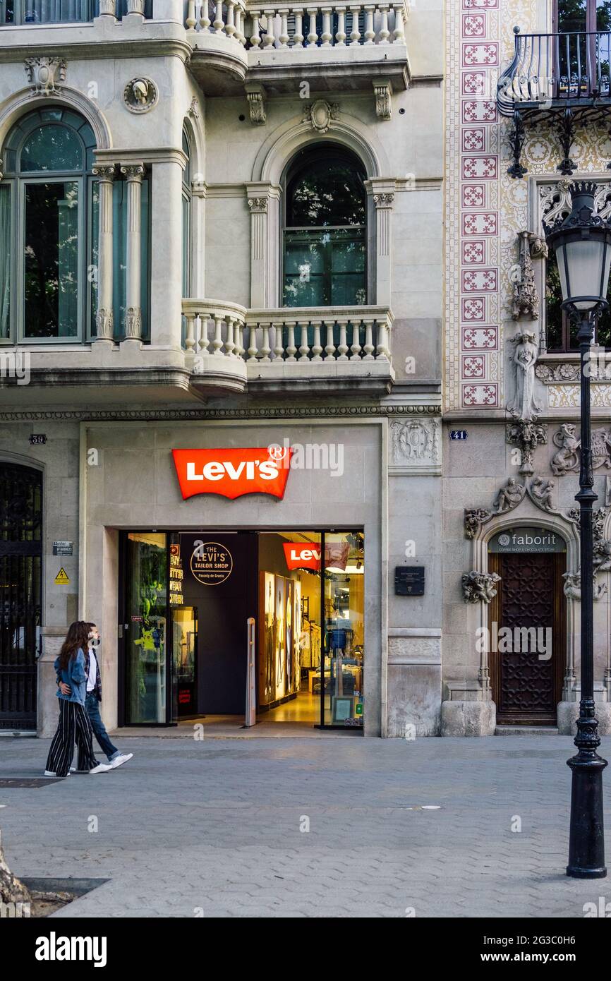 Barcelona, España - 11 de mayo Logotipo y fachada de Levi's, una compañía de capital estadounidense que produce conocida en todo el mundo por la Levi's Fotografía de stock - Alamy
