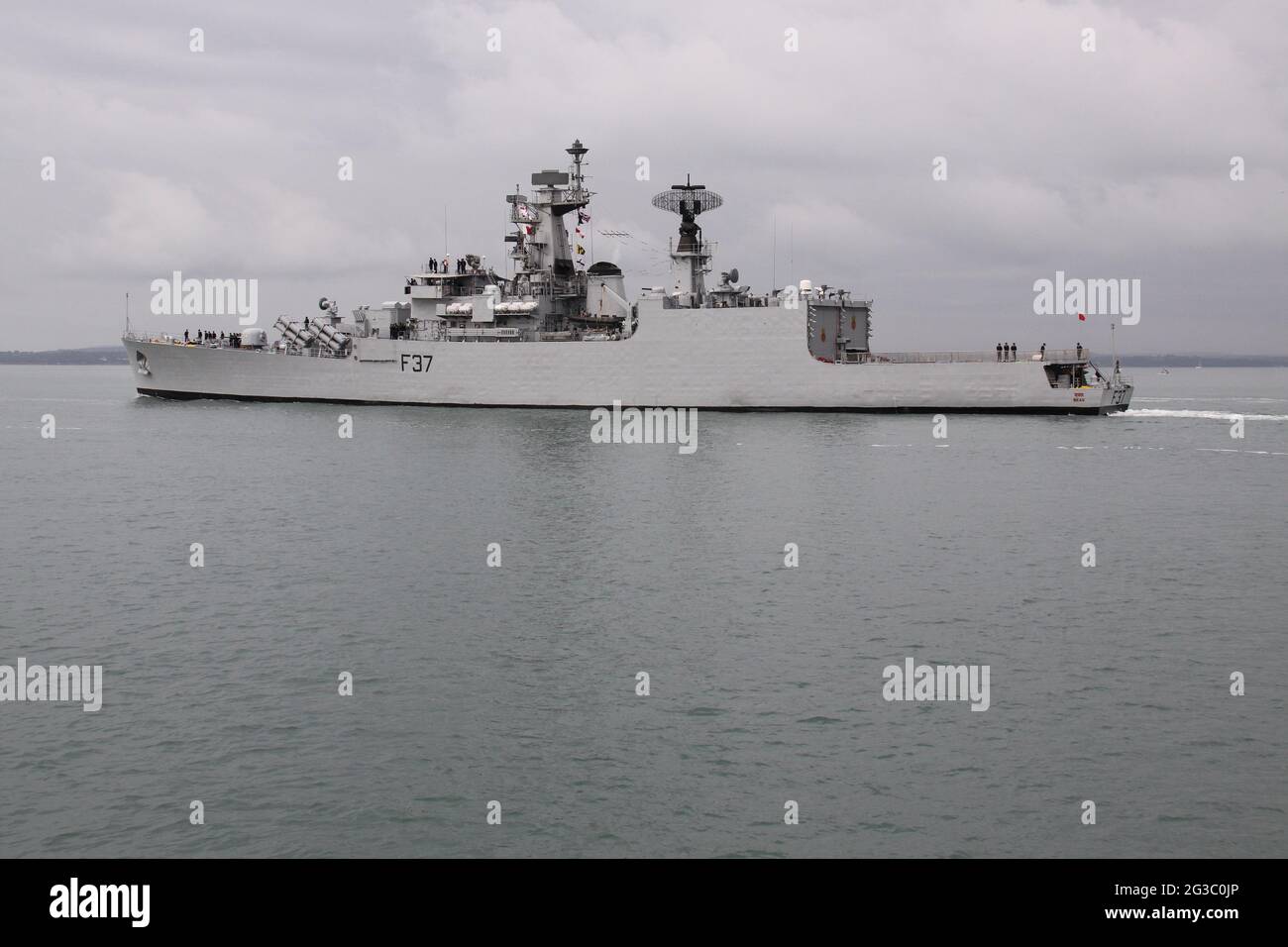 El buque de la Marina de la India, BEAS, abandona la Base Naval Foto de stock