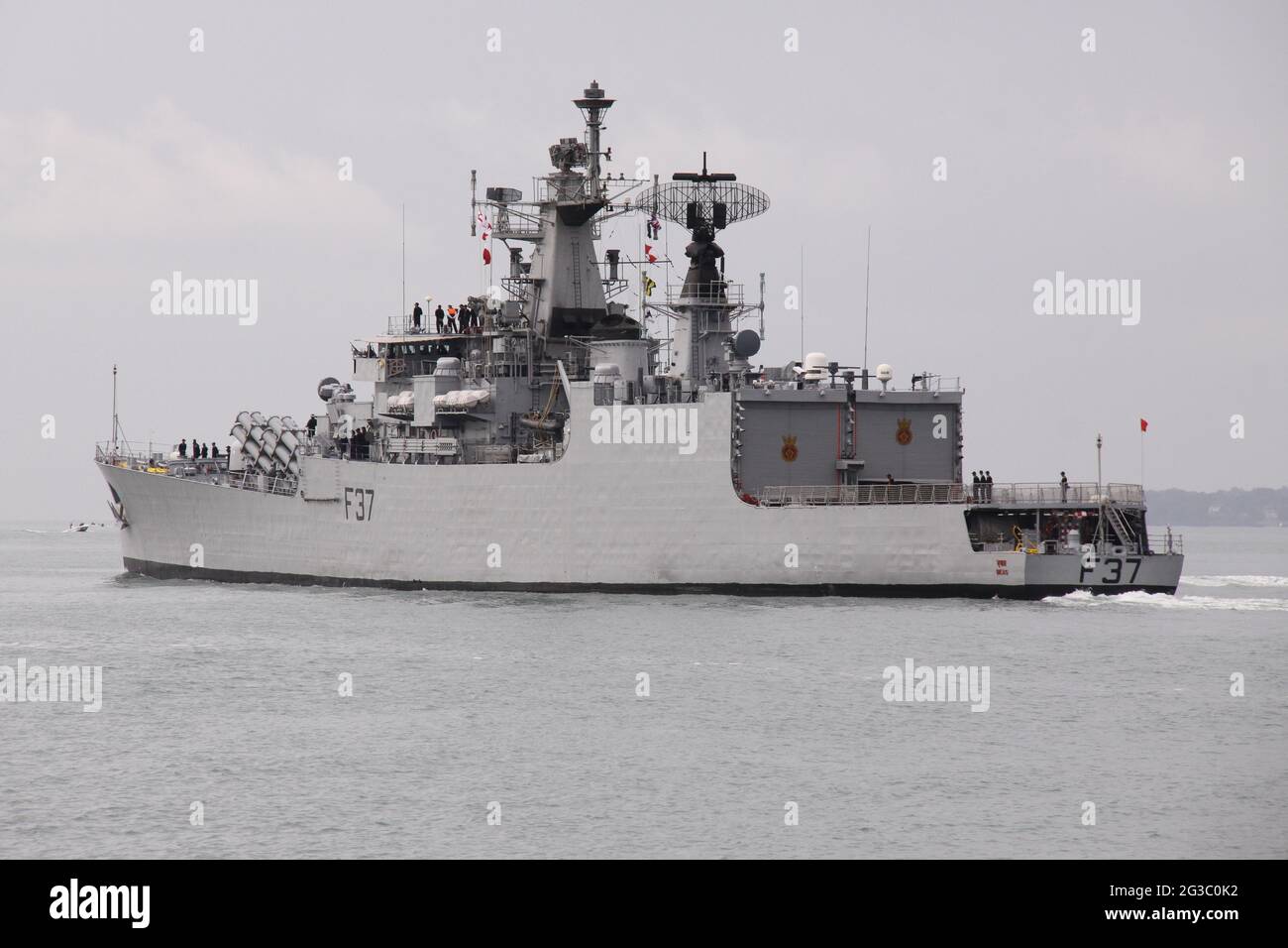 El barco DE la Marina india BEAS se dirige al Solente Foto de stock