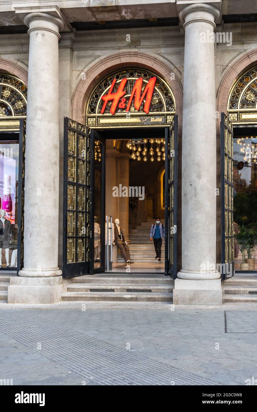 Barcelona, España - 11 de mayo de 2021. Logotipo y fachada de Hennes &  Mauritz o simplemente H&M es una cadena multinacional sueca de tiendas de  ropa Fotografía de stock - Alamy