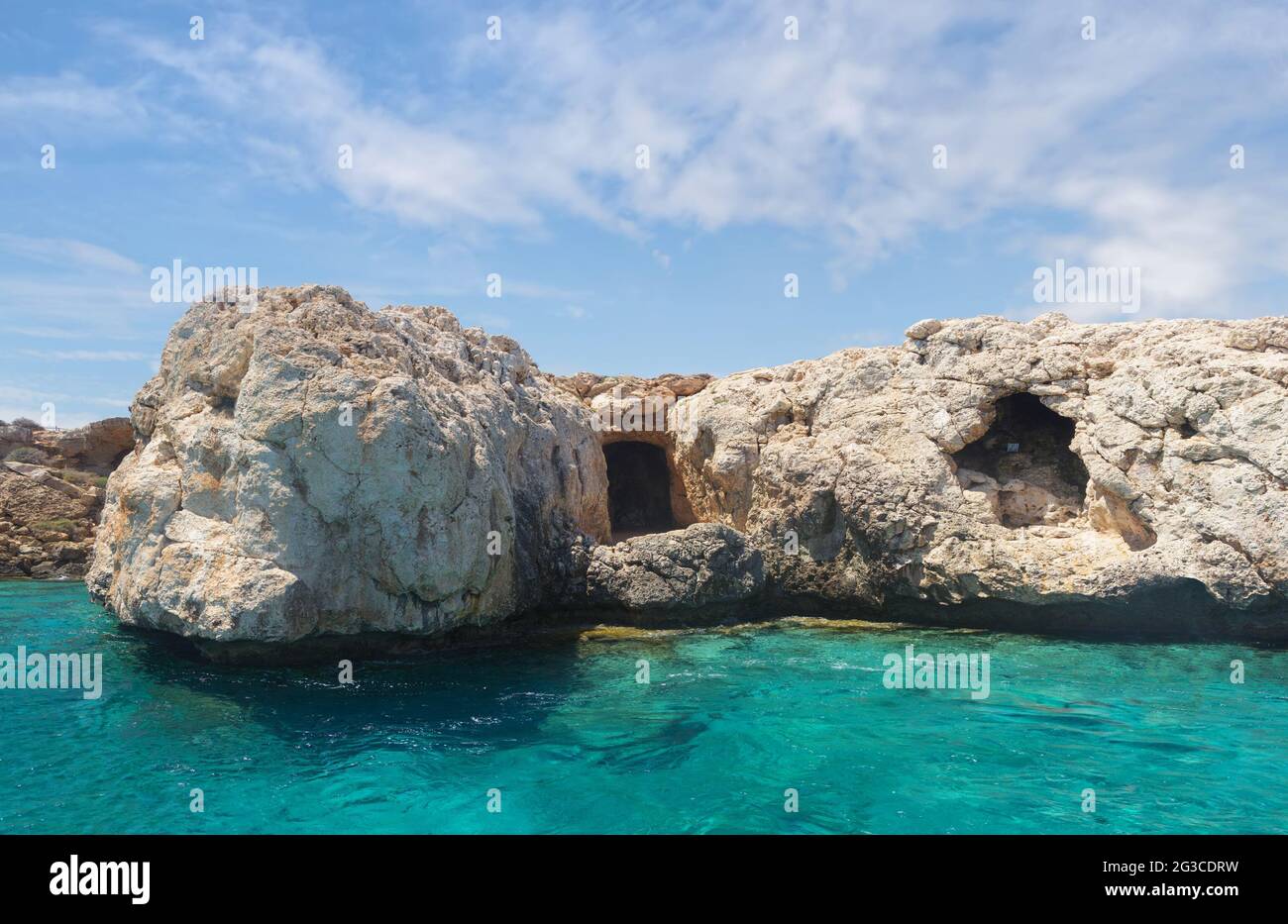 Cuevas piratas, aguas inmaculadas, mar turquesa y rocas cerca de Protaras. Chipre. Foto de stock