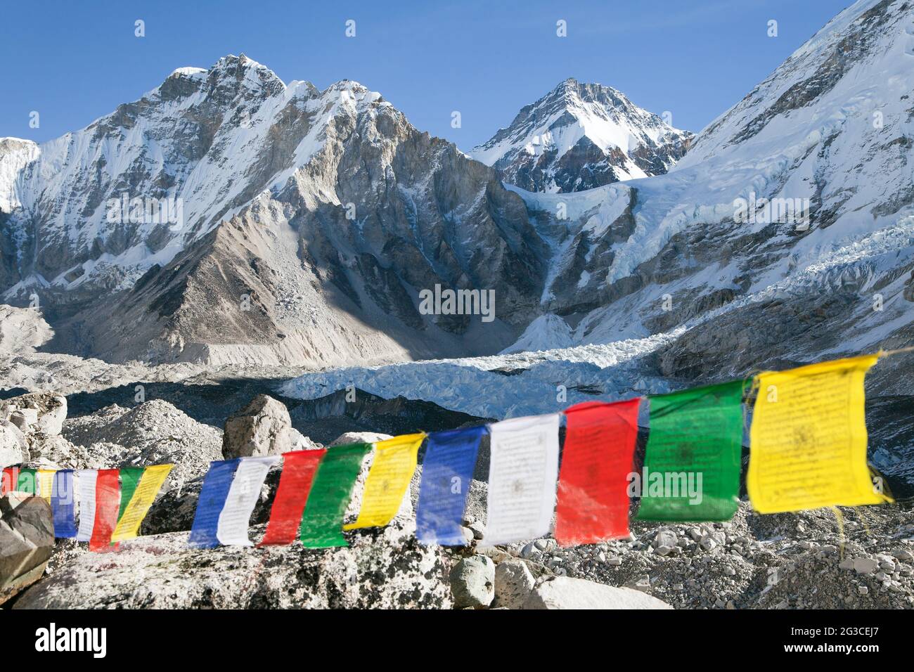 Vista desde el campamento base del Monte Everest con fila de budistas  Banderas de oración - Parque Nacional Sagarmatha - Valle Khumbu - Nepal  Fotografía de stock - Alamy