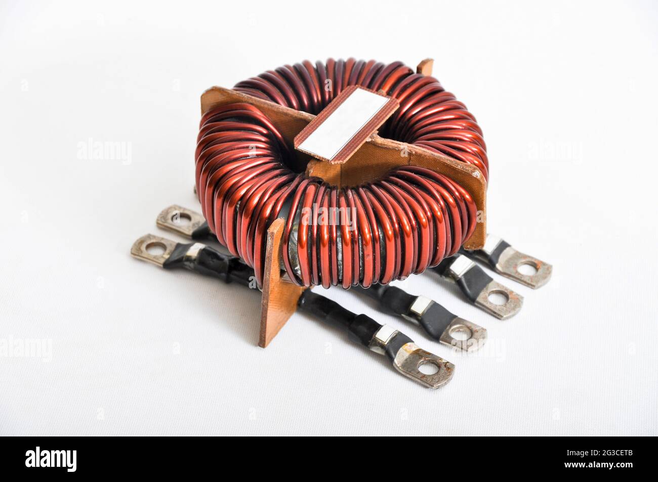 Bobina de hilo de cobre del transformador aislada sobre fondo blanco  Fotografía de stock - Alamy