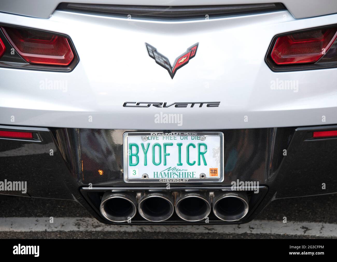 Una matrícula con un mensaje 'BYOFFICER' en una Corvette estacionada en una calle en Ogunquit, Maine, Estados Unidos Foto de stock