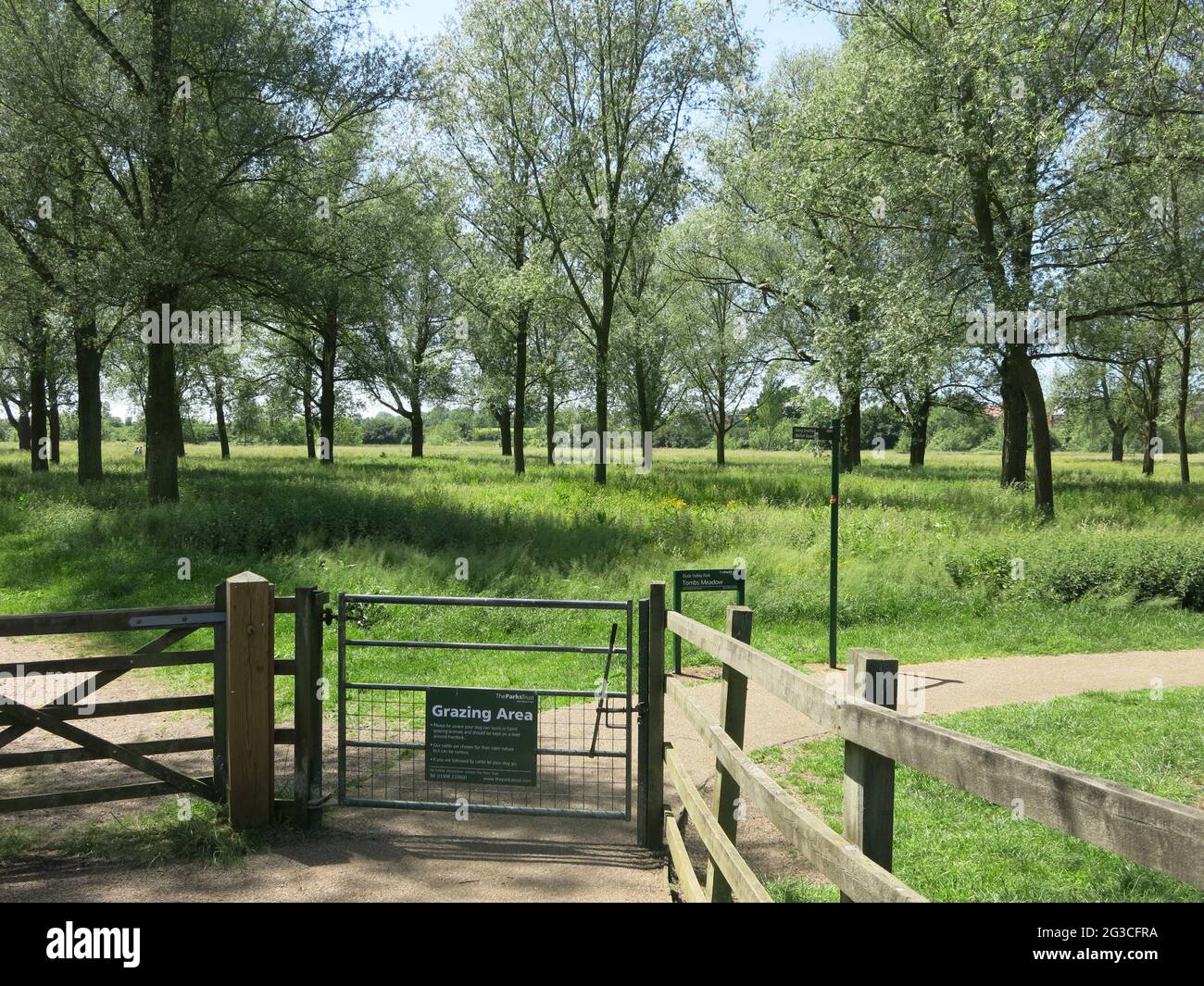 Puerta en la entrada de Tombs Meadow, una atractiva zona de senderos y bosques para excursionistas y amantes del perro en las afueras de Stony Stratford. Foto de stock