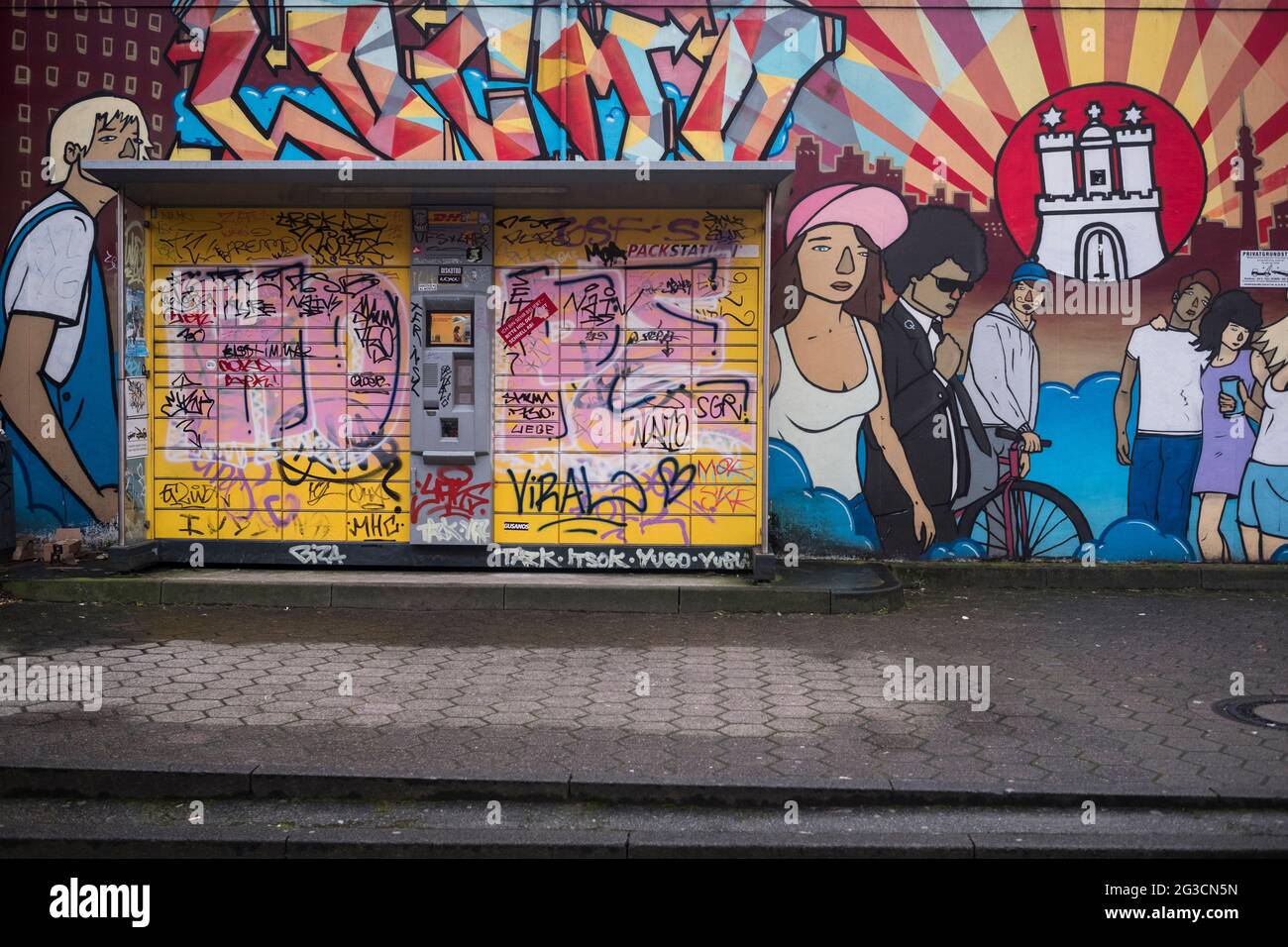 DHL Packstation, verziert mit Wandbild und Graffiti. Schanzenviertel, Hamburgo Foto de stock