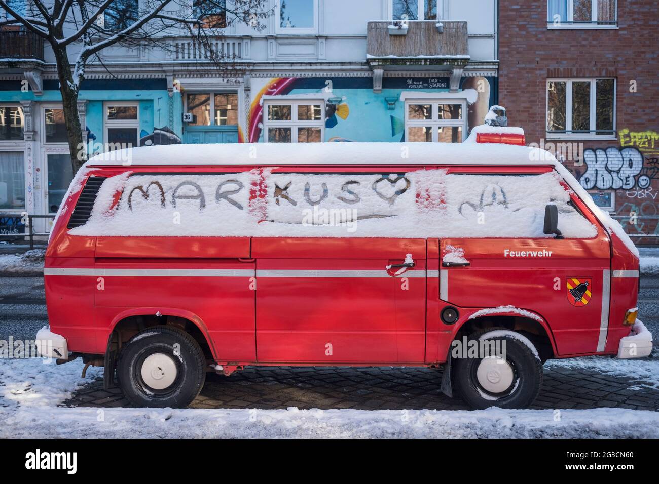 Alter Feuerwehr-Bulli mit Schrifzug 'Markus' im Schnee Foto de stock