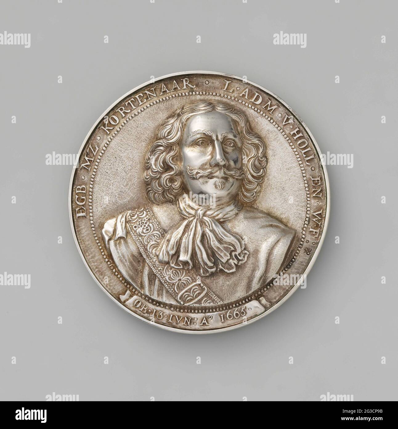 Egbert Kortenaer, Teniente Almirante de Holanda y West Friesland, casos en la batalla de Lowestoft. Medalla de plata. Parte delantera: Hombre del pectoral interior. Reverso: Cuatro héroes del mar (Tromp, Hein, Heemskerck y van Galen) se sentaron en la mesa dentro. Foto de stock