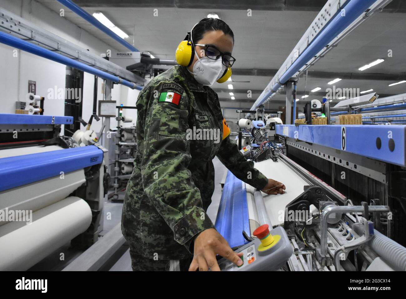 CIUDAD DE MÉXICO, MÉXICO - JUNIO 15: Un ejército fabrica uniformes para  miembros del Ejército Mexicano en la Fábrica de Ropa y Equipo Militar  fundada en 1951. Los trabajadores militares producen más