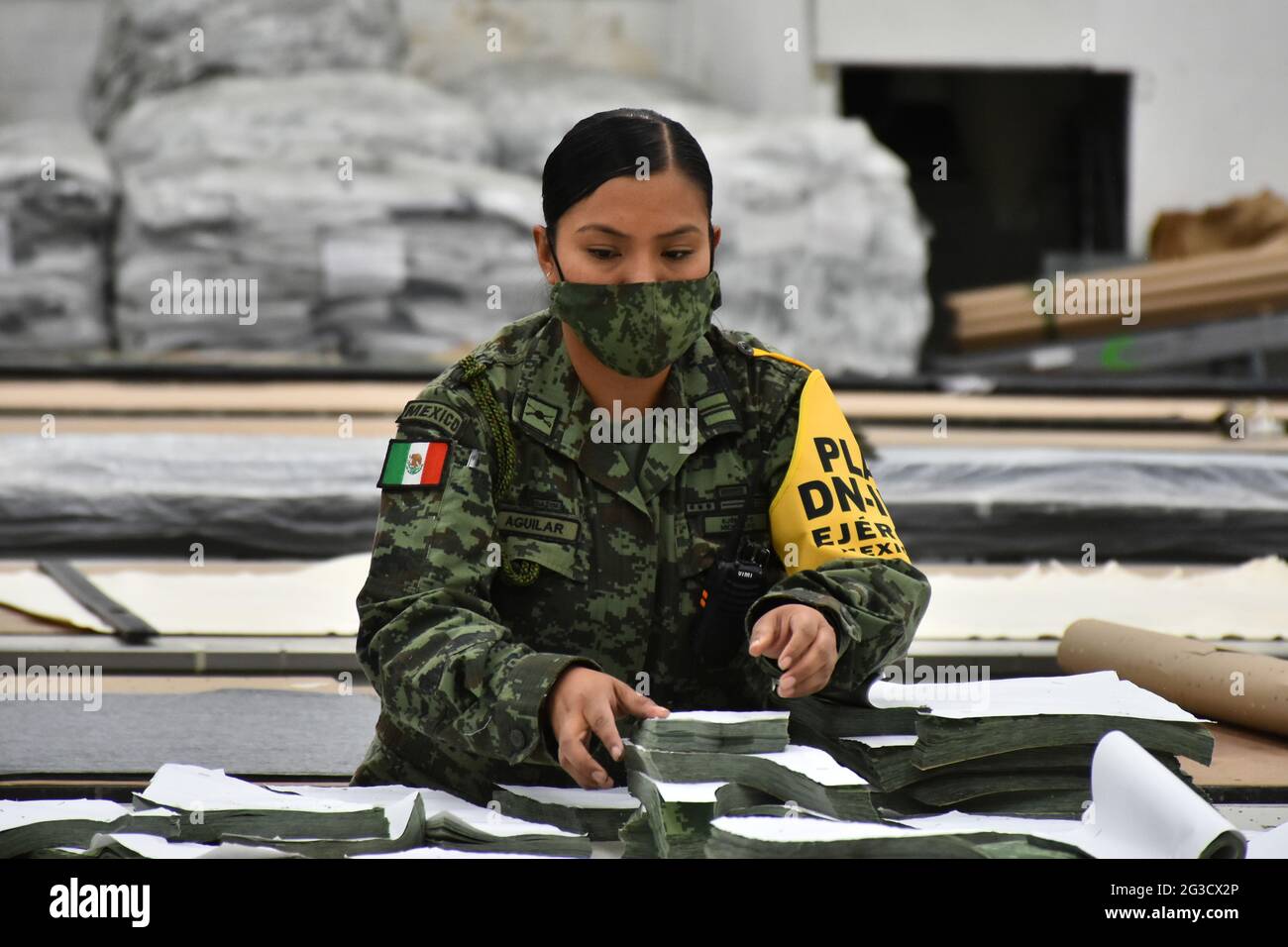 CIUDAD DE MÉXICO, MÉXICO - JUNIO 15: Un ejército fabrica uniformes para  miembros del Ejército Mexicano en la Fábrica de Ropa y Equipo Militar  fundada en 1951. Los trabajadores militares producen más