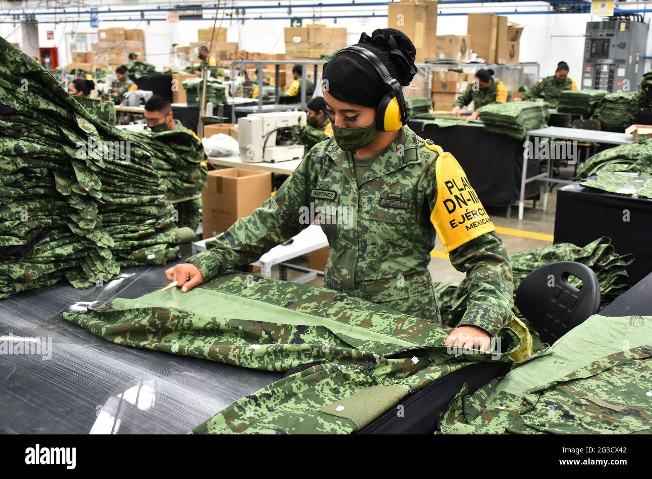 CIUDAD DE MÉXICO, MÉXICO - JUNIO 15: Un ejército fabrica uniformes para  miembros del Ejército Mexicano en la Fábrica de Ropa y Equipo Militar  fundada en 1951. Los trabajadores militares producen más