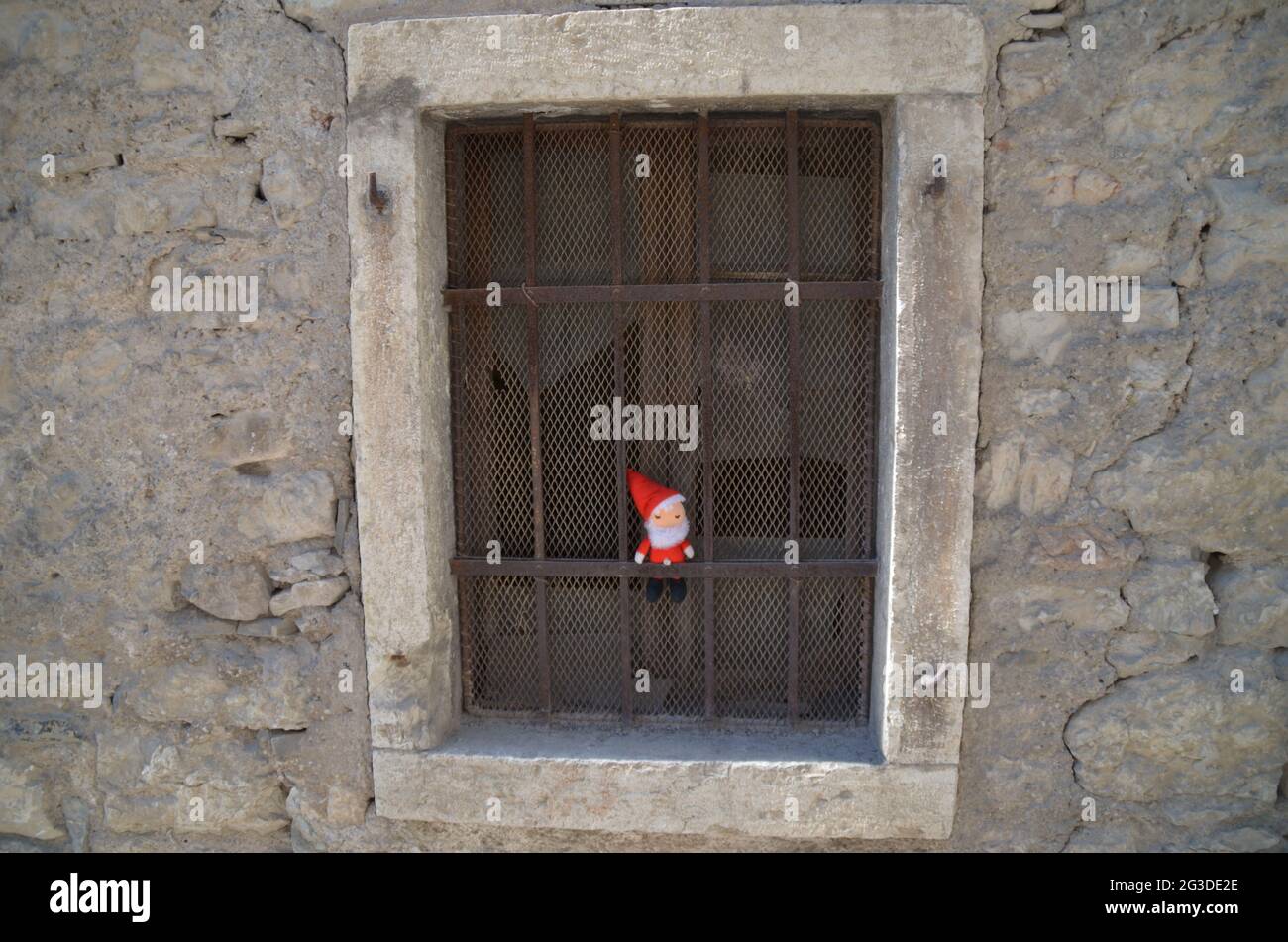 Mini Santa Figura en una ventana de una antigua casa de piedra en los Dolomitas Foto de stock