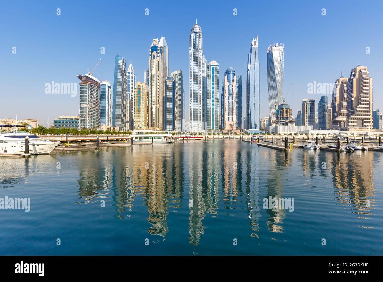 El puerto deportivo de Dubai y la arquitectura del horizonte del puerto viajan en la ciudad de reflexión sobre el agua de los Emiratos Árabes Unidos Foto de stock