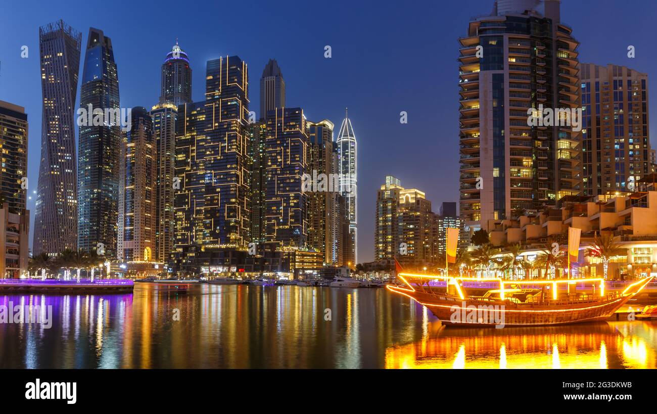 Los edificios de arquitectura del horizonte del puerto deportivo de Dubai viajan al crepúsculo de la noche en la ciudad panorámica de los Emiratos Árabes Unidos Foto de stock